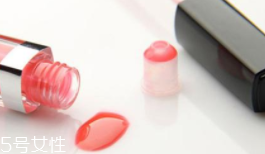 涂唇釉為什么不能抿嘴？沒干之前抿嘴會殘妝