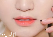 唇釉如何打造咬唇妝？掌握這個(gè)步驟就可以