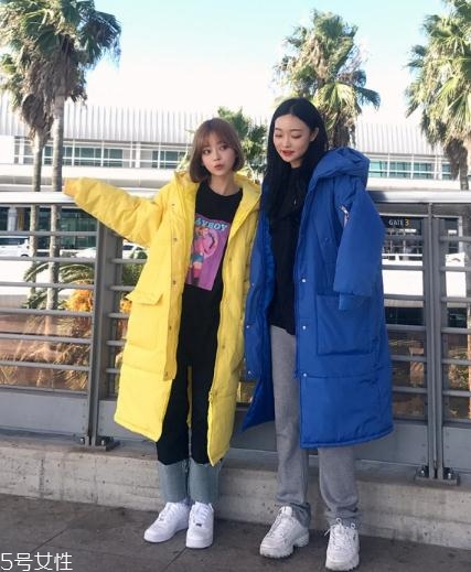 藍色羽絨服怎么搭配？打破冬日的沉悶感