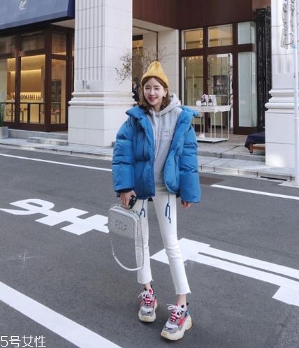 藍色羽絨服怎么搭配？打破冬日的沉悶感
