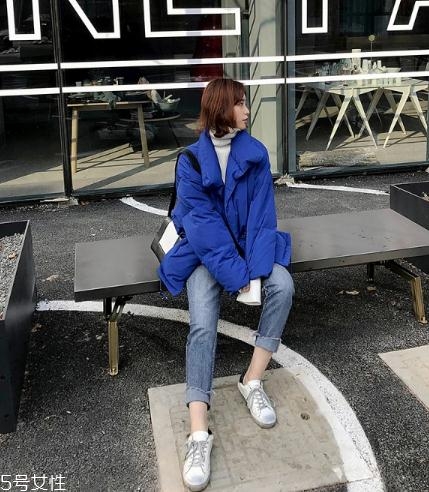 藍色羽絨服怎么搭配？打破冬日的沉悶感