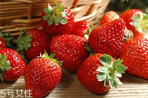 草莓有點爛還能吃嗎？要分情況