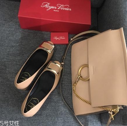 roger vivier鞋子磨腳嗎？時(shí)尚界人手一雙的方扣鞋
