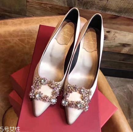 roger vivier鞋子磨腳嗎？時(shí)尚界人手一雙的方扣鞋