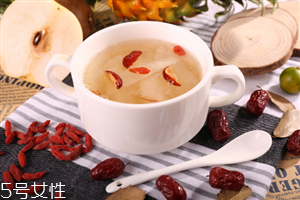 冰糖雪梨梨子能吃嗎？梨和什么一起煮著吃最好？