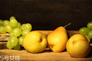 煮梨水要去皮嗎？喝梨水的好處