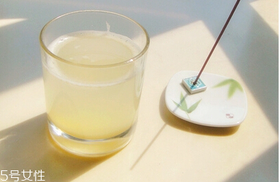煮梨水要去皮嗎？喝梨水的好處