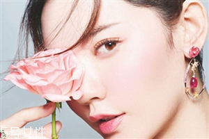 適合畫桃花妝的眼影有哪些？單眼皮桃花妝畫法步驟