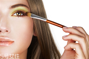 眼影怎么畫會自然好看？眼影顏色這樣搭配最好看