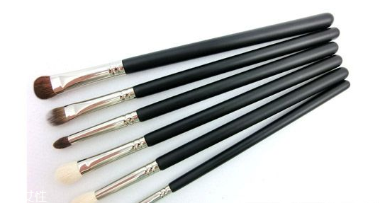 眼影刷和眼影棒哪個值得買？眼影刷水貂毛最好