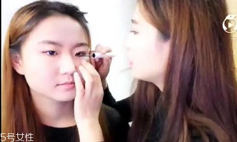 內(nèi)雙怎么畫眼線？內(nèi)雙眼皮畫眼妝技巧