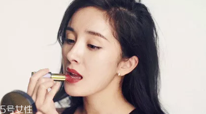 中年女性如何挑選口紅色號？帶藍色調(diào)唇色最美