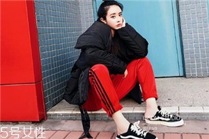 紅色褲子配什么顏色上衣？搭配對顏色才不會俗氣