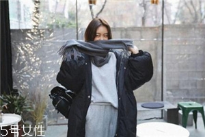 灰色圍巾配什么顏色的衣服好看？來跟著街拍達(dá)人學(xué)學(xué)
