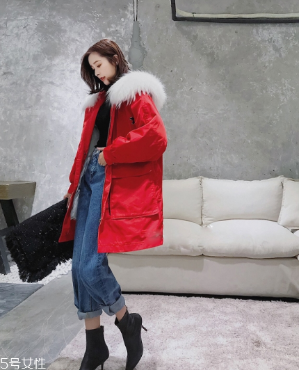 紅色羽絨服搭配什么鞋子？鞋子搭配也是關(guān)鍵