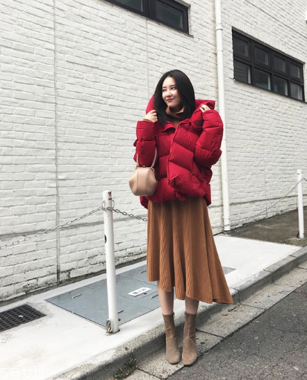 紅色羽絨服里面穿什么？保暖時尚兩不誤