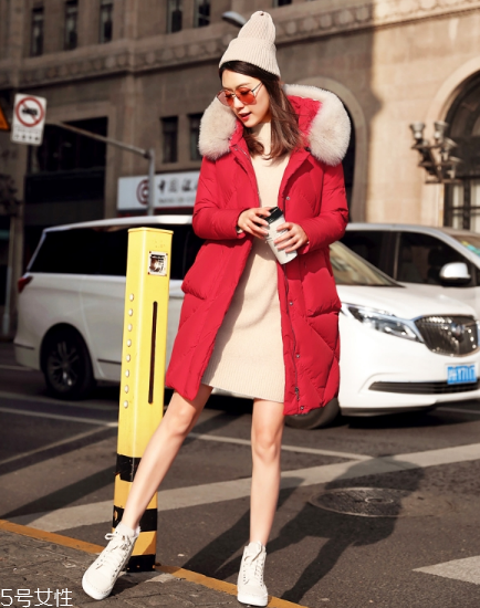 紅色羽絨服里面穿什么？保暖時尚兩不誤