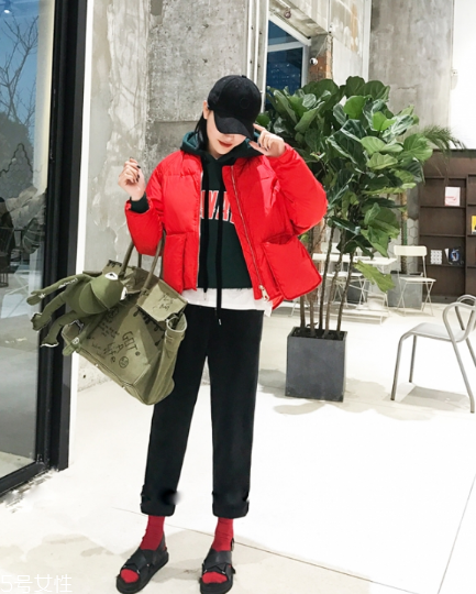 紅色羽絨服搭配什么褲子？四種混搭讓你潮范兒十足