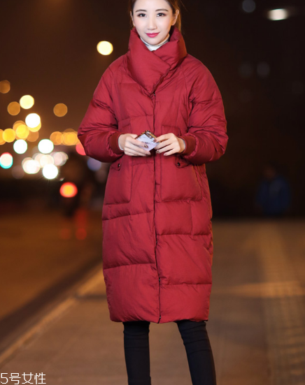 紅色羽絨服搭配什么褲子？四種混搭讓你潮范兒十足