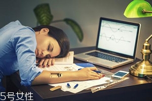 熬夜后吐血是怎么回事？疾病是主因