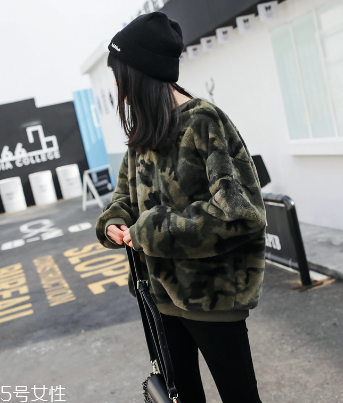 冬天衛(wèi)衣怎么穿更時(shí)髦？小心機(jī)教你把衛(wèi)衣穿出時(shí)尚感