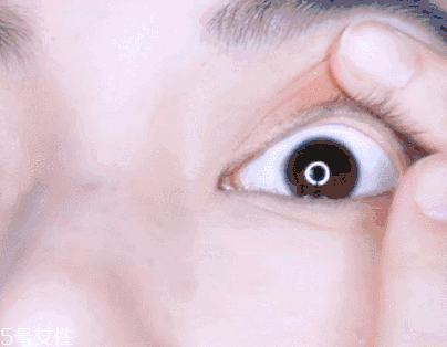 眼影需要卸妝嗎？閃亮海灘眼妝教程
