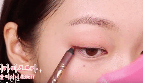 眼影需要卸妝嗎？閃亮海灘眼妝教程