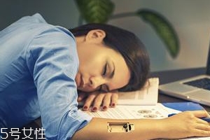熬夜長膘什么原因？疲勞使人食欲大開