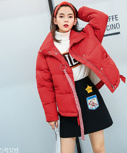 紅色羽絨服搭配什么顏色毛衣？色彩搭配不止黑白灰
