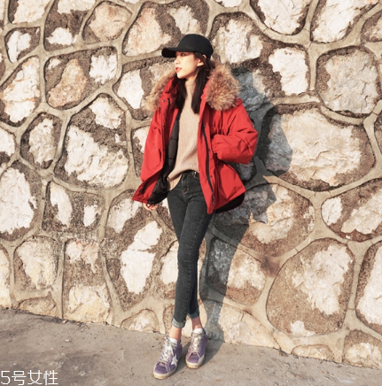 紅色羽絨服搭配什么顏色毛衣？色彩搭配不止黑白灰