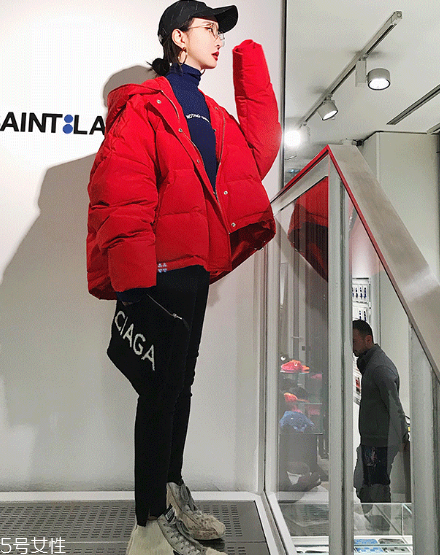 紅色羽絨服搭配什么顏色毛衣？色彩搭配不止黑白灰