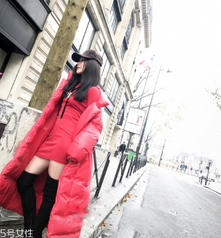紅色羽絨服搭配什么顏色毛衣？色彩搭配不止黑白灰