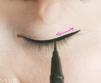 眼線筆要什么顏色好看？眼線筆顏色需要結(jié)合發(fā)色妝容