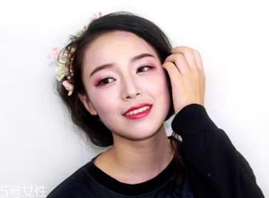 2018秋冬酒紅色眼妝怎么畫？神秘又有女人味的妝容