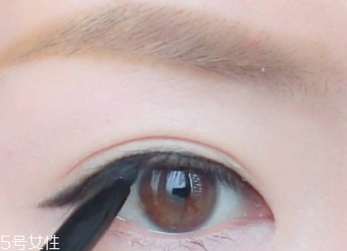 眼線膠筆怎么用？圖解眼線膠筆的畫法