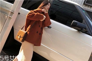 大衣粘毛是料子不好嗎？原來是這個原因