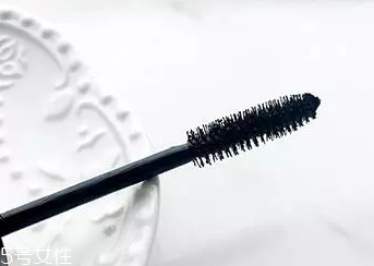 睫毛膏如何避免結(jié)塊？不要z形涂抹