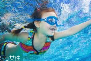 游泳時為什么尿意更重？心理生理雙重原因
