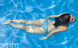 游泳時為什么尿意更重？心理生理雙重原因