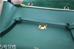 celine鯰魚包怎么打開？個(gè)大量輕難怪超模都愛它