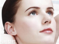 粉底液為什么溶妝？出油稀釋妝容