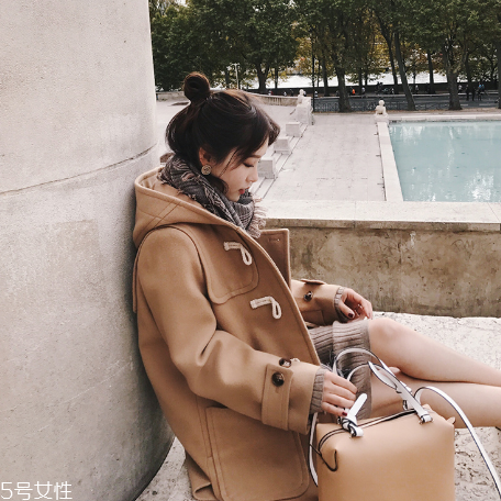 牛角扣大衣配什么褲子？教你穿出最美學(xué)院風(fēng)