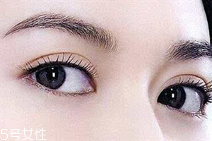 割雙眼皮眼睛腫怎么辦？疤克可以預(yù)防疤痕增生