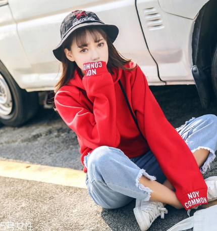 紅色衛(wèi)衣配什么褲子？休閑時尚兩不誤