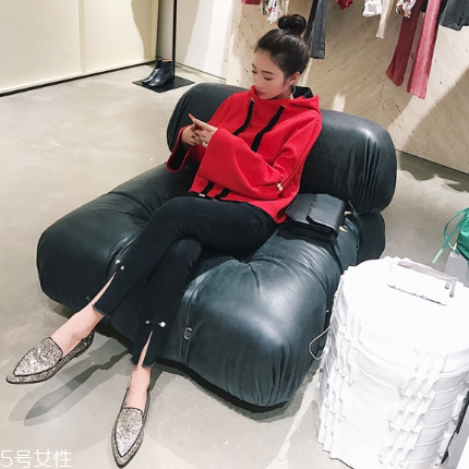 紅色衛(wèi)衣配什么褲子？休閑時尚兩不誤