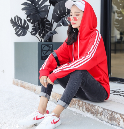 紅色衛(wèi)衣配什么褲子？休閑時尚兩不誤