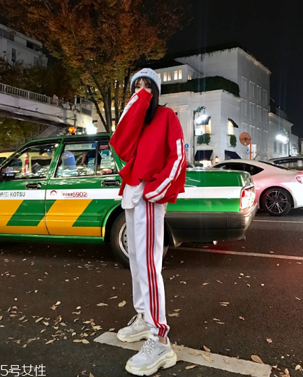 紅色衛(wèi)衣配什么褲子？休閑時尚兩不誤