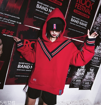 紅色衛(wèi)衣配什么褲子？休閑時尚兩不誤