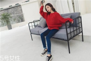紅色毛衣下面配什么？褲子裙子統(tǒng)統(tǒng)能Hold住