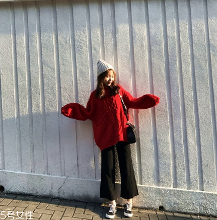 紅色毛衣下面配什么？褲子裙子統(tǒng)統(tǒng)能Hold住